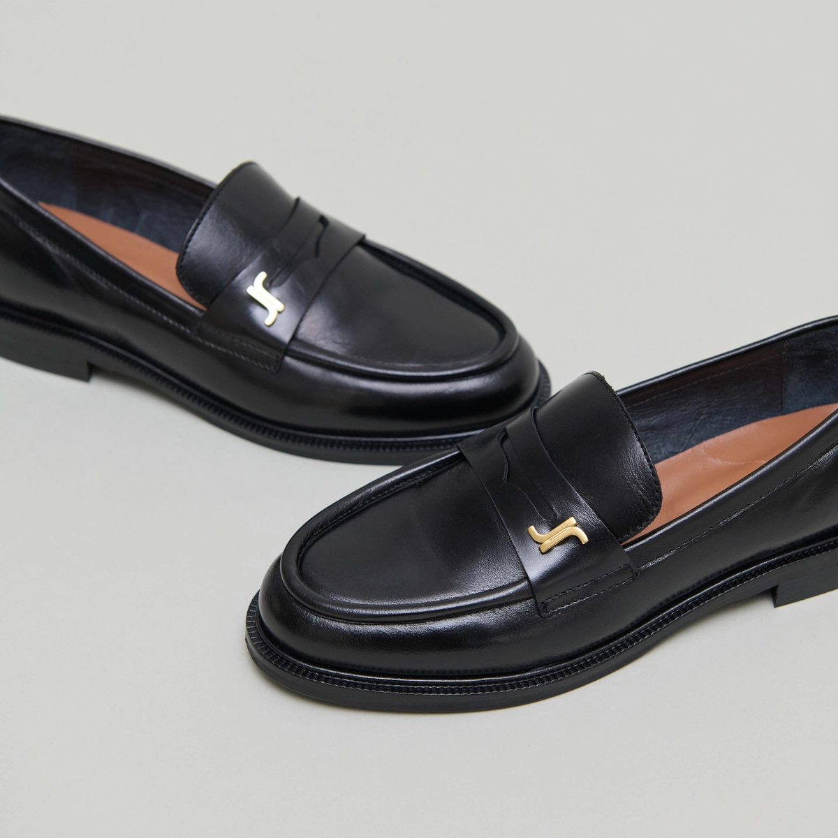 Round-toed loafers in black leather | DUEDI