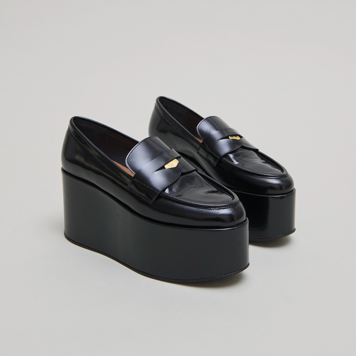 Mocassins à plateformes in black glazed leather | DOPO