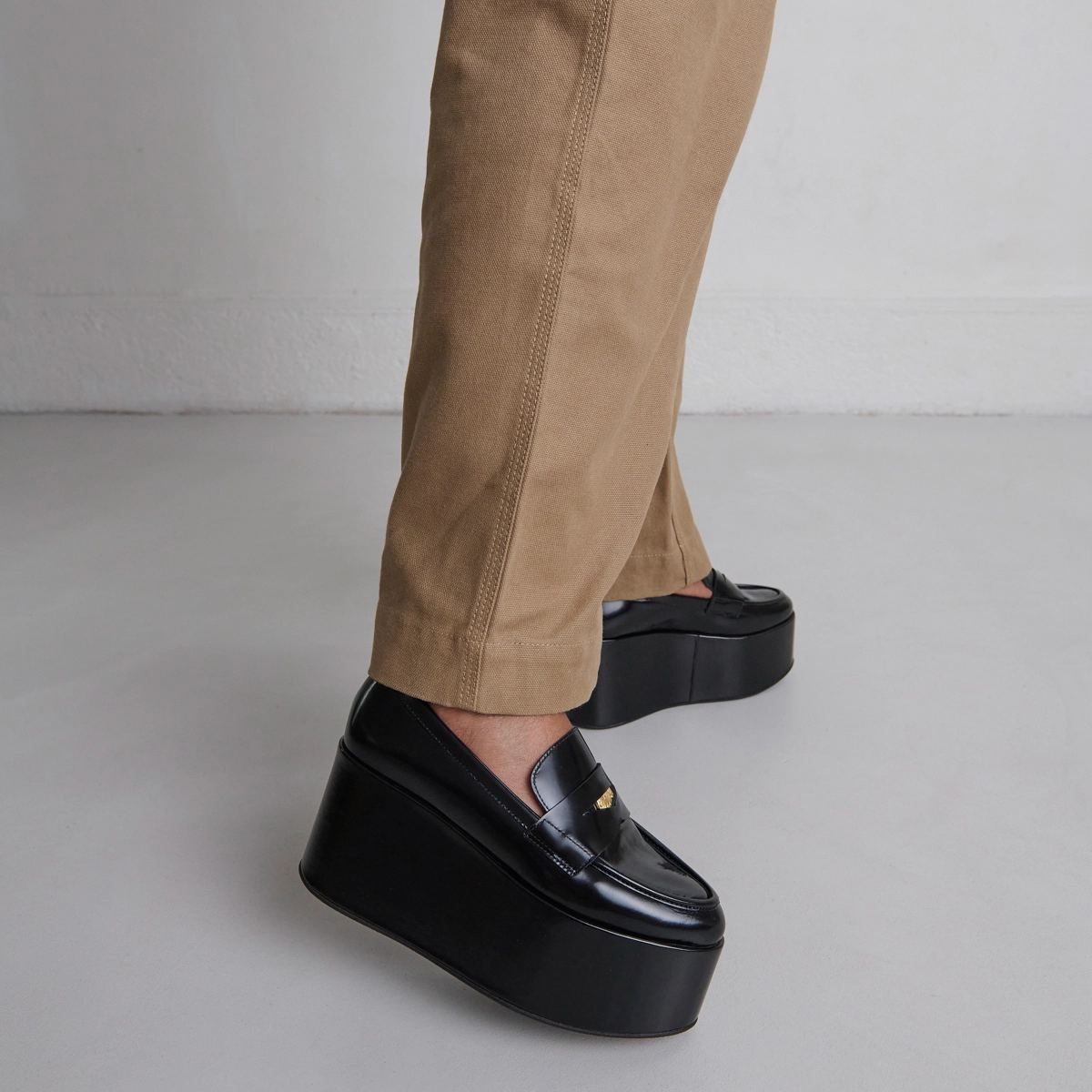 Mocassins à plateformes in black glazed leather | DOPO