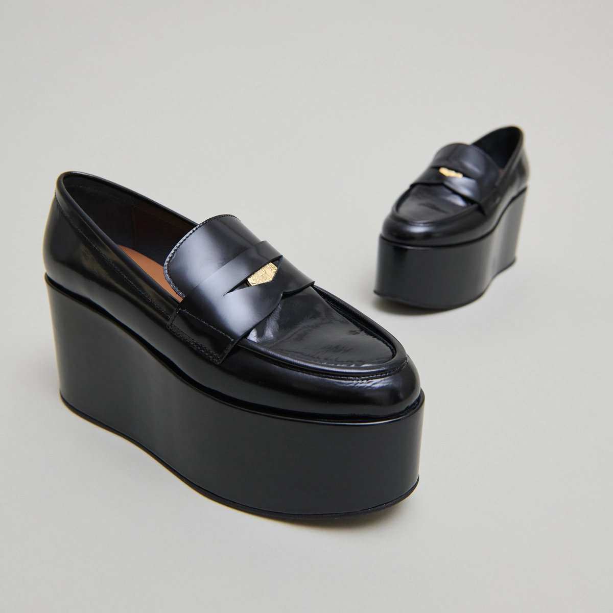 Mocassins à plateformes in black glazed leather | DOPO