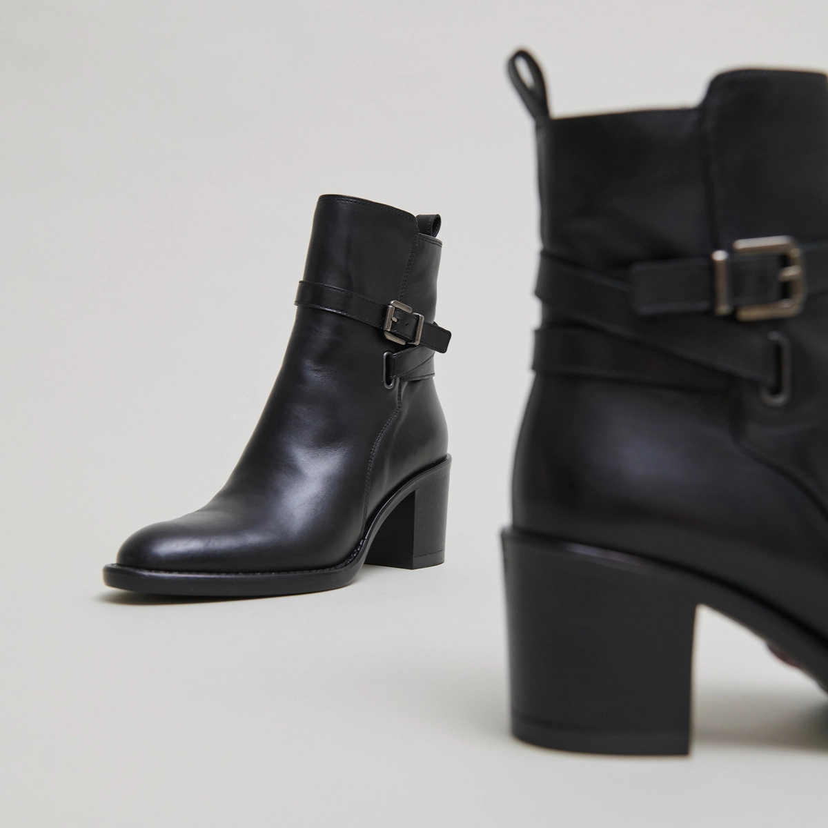 Bottines à talons et boucles in black leather | CAJOU