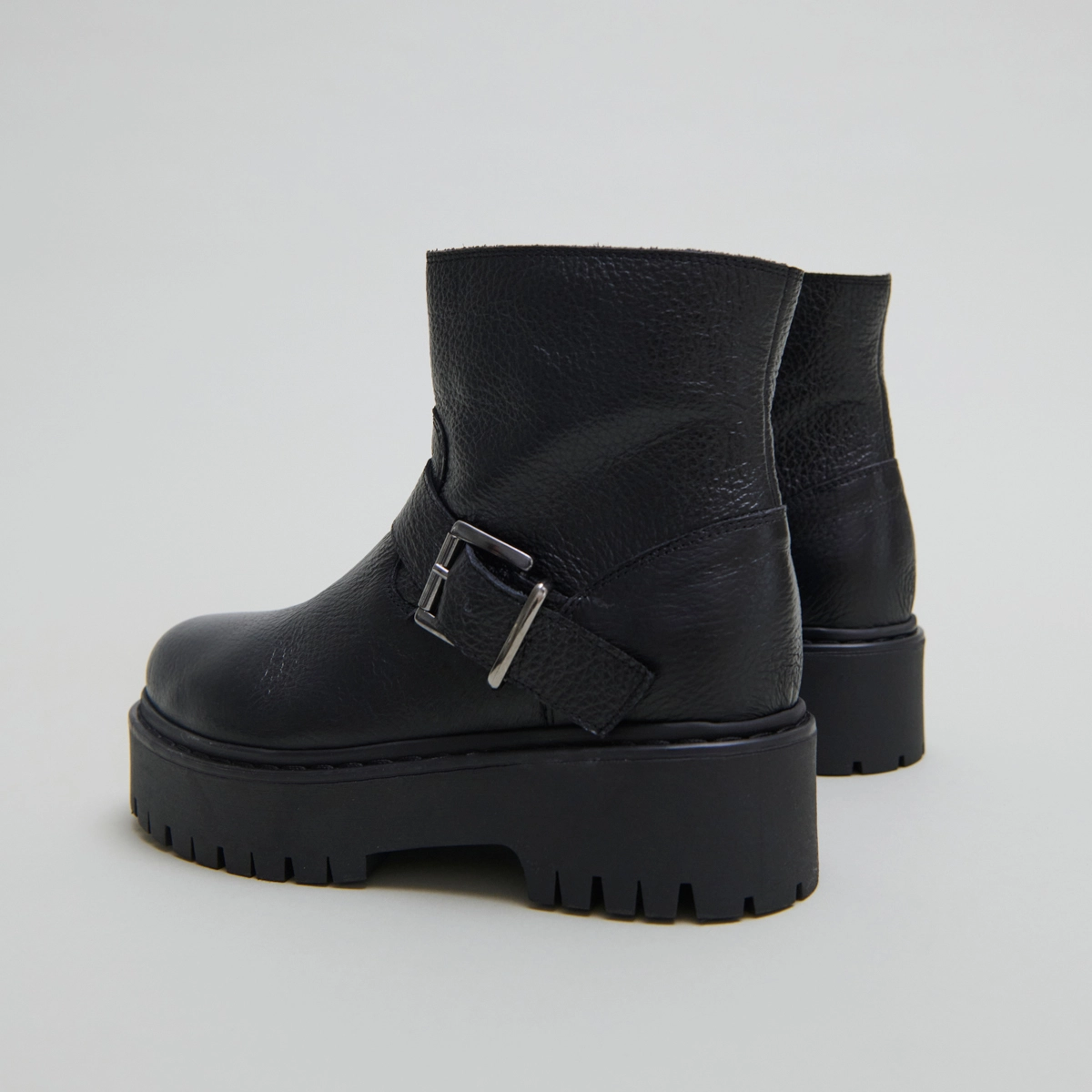 Boots à semelles crantées et boucles in black grained leather | RANA