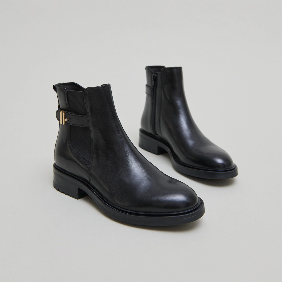 Boots basses &agrave; talons crant&eacute;s in black leather | GABIN