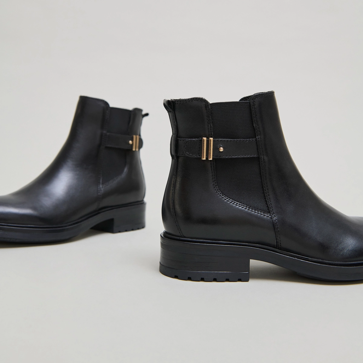 Boots basses &agrave; talons crant&eacute;s in black leather | GABIN