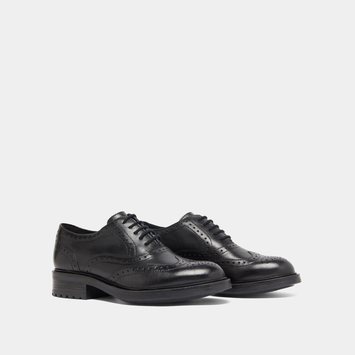 Richelieus &agrave; d&eacute;tails ajour&eacute;s in black leather | GAD