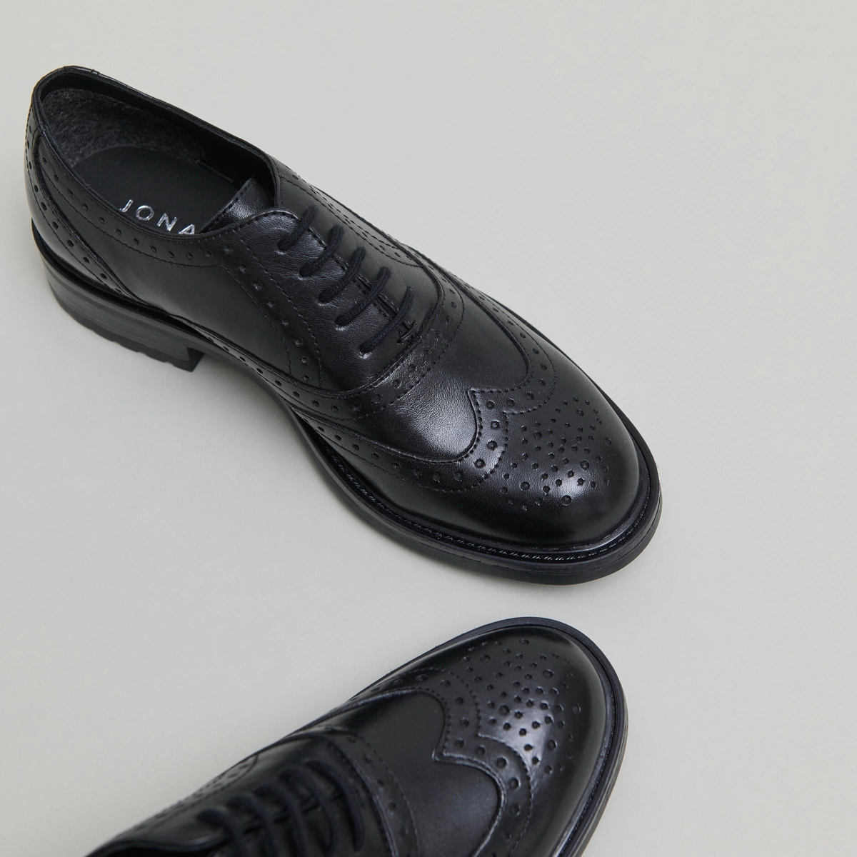 Richelieus &agrave; d&eacute;tails ajour&eacute;s in black leather | GAD
