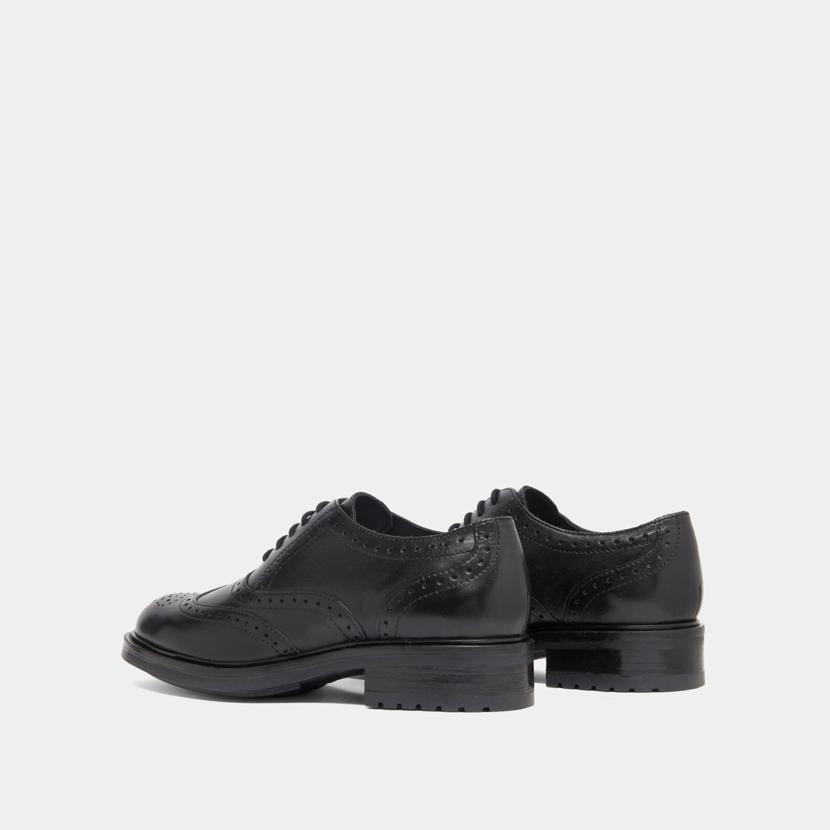 Richelieus &agrave; d&eacute;tails ajour&eacute;s in black leather | GAD