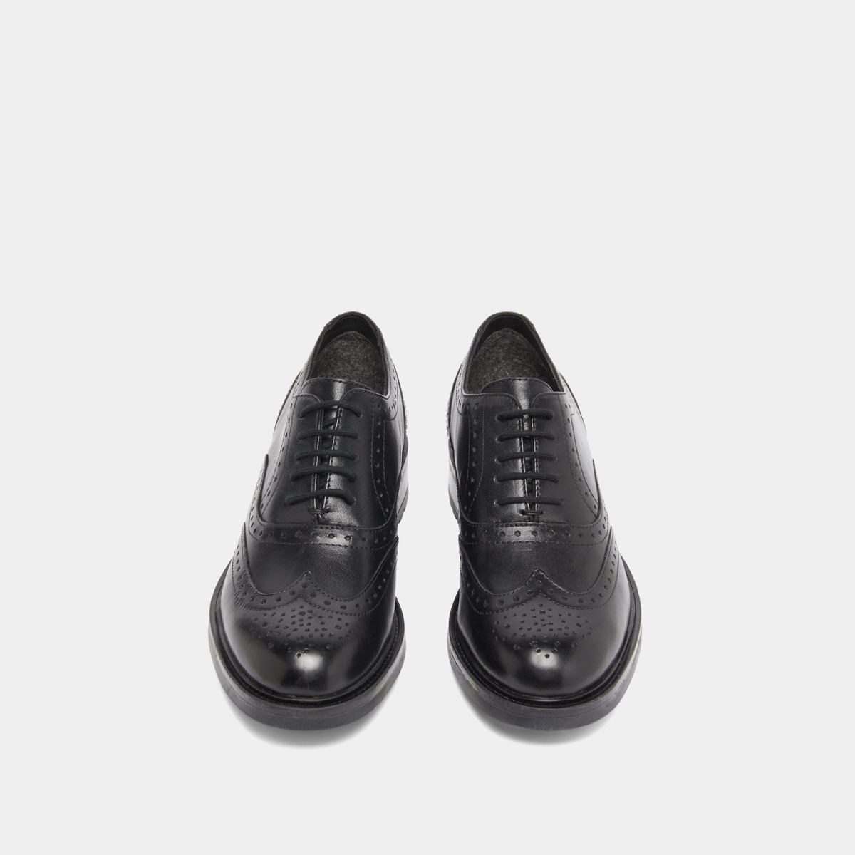 Richelieus &agrave; d&eacute;tails ajour&eacute;s in black leather | GAD