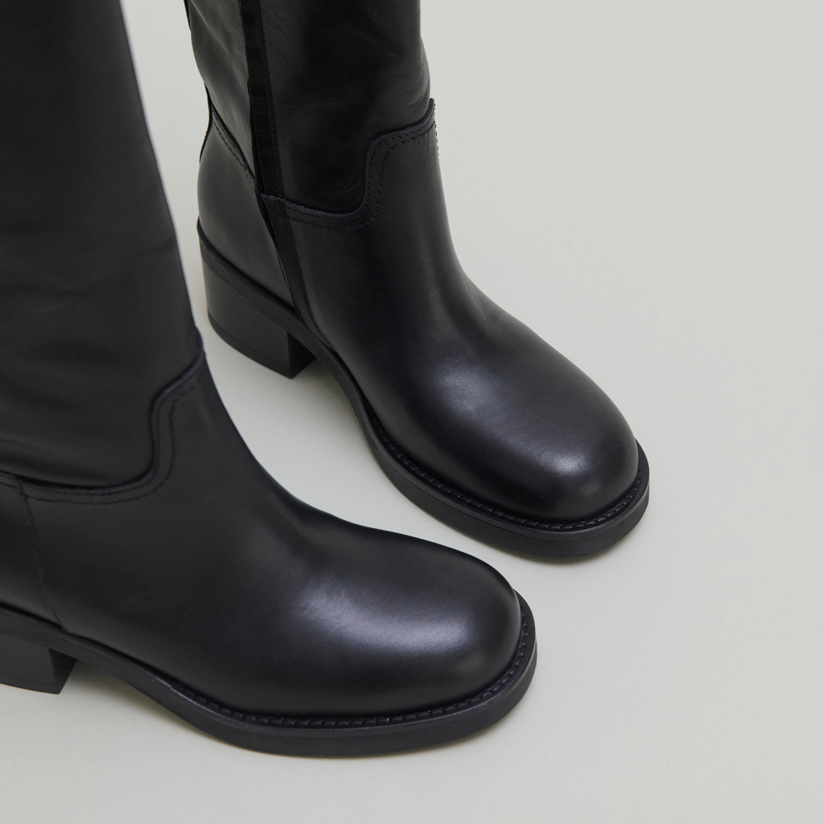 Bottes hautes à boucles in black leather | IRENA