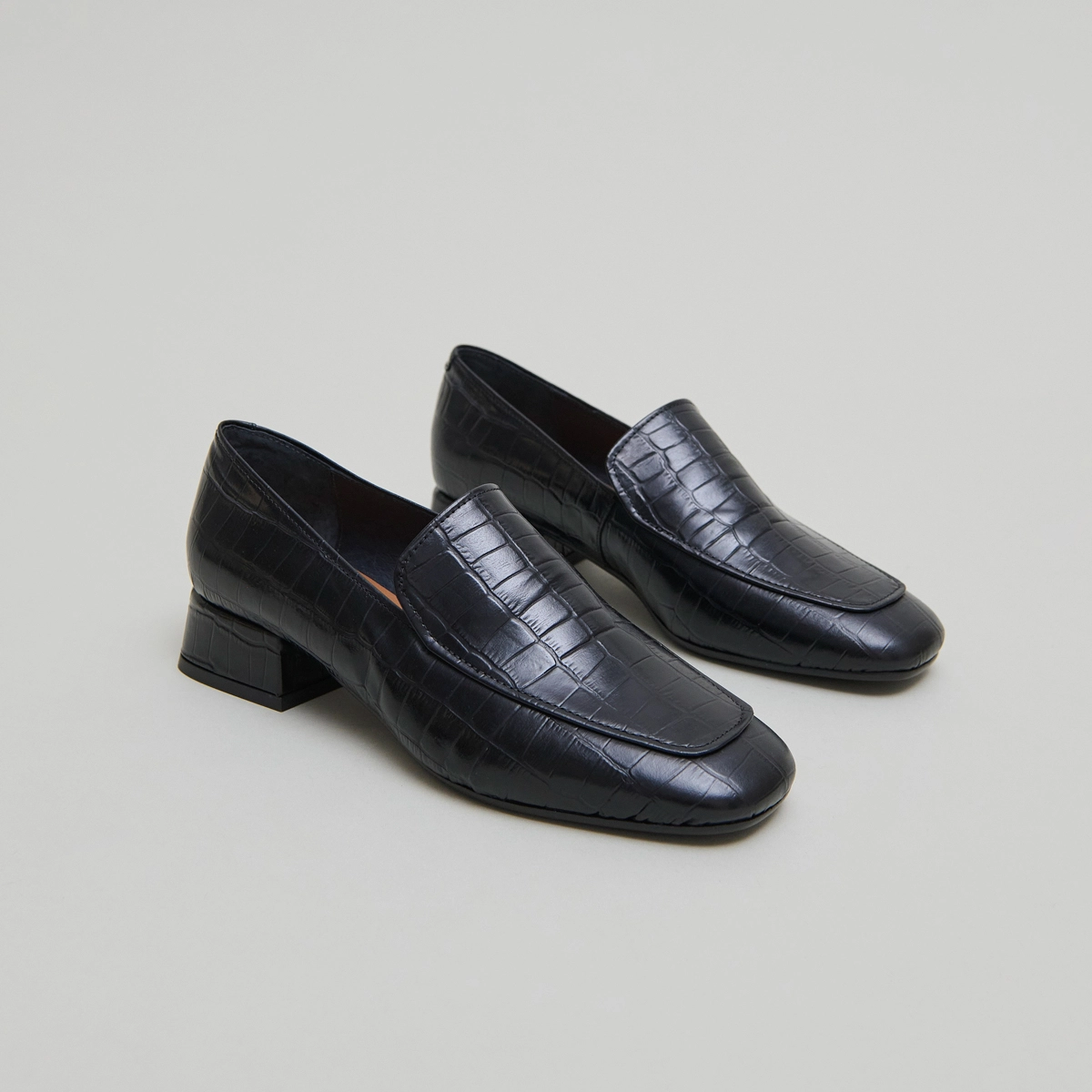 Mocassins à bouts arrondis in black reptile leather | DYNAMIC