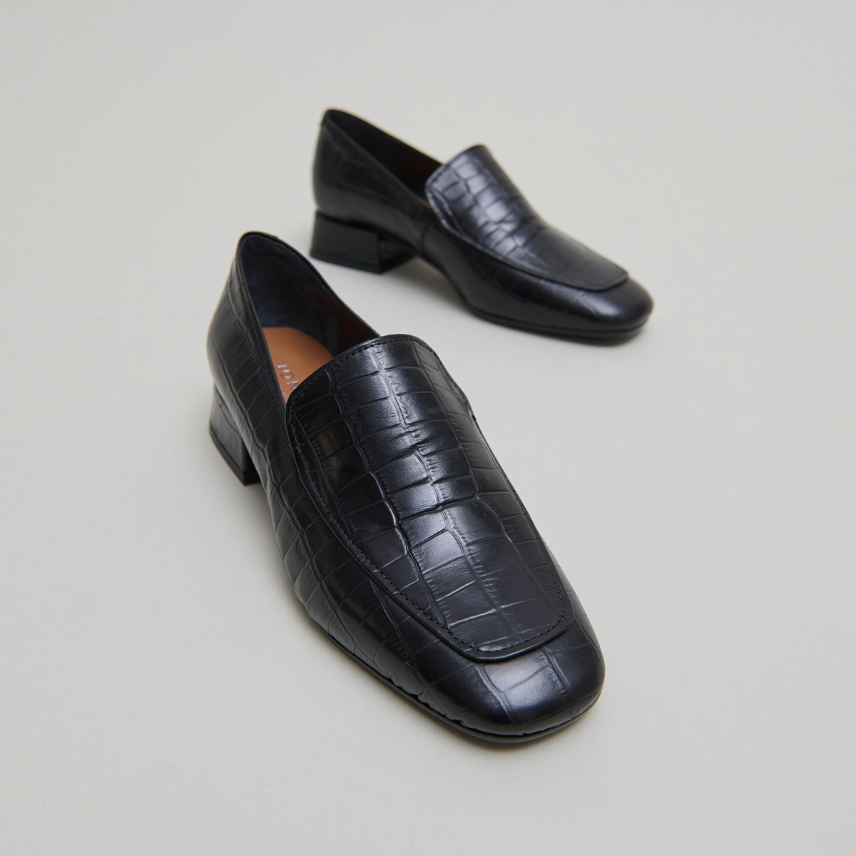 Mocassins à bouts arrondis in black reptile leather | DYNAMIC