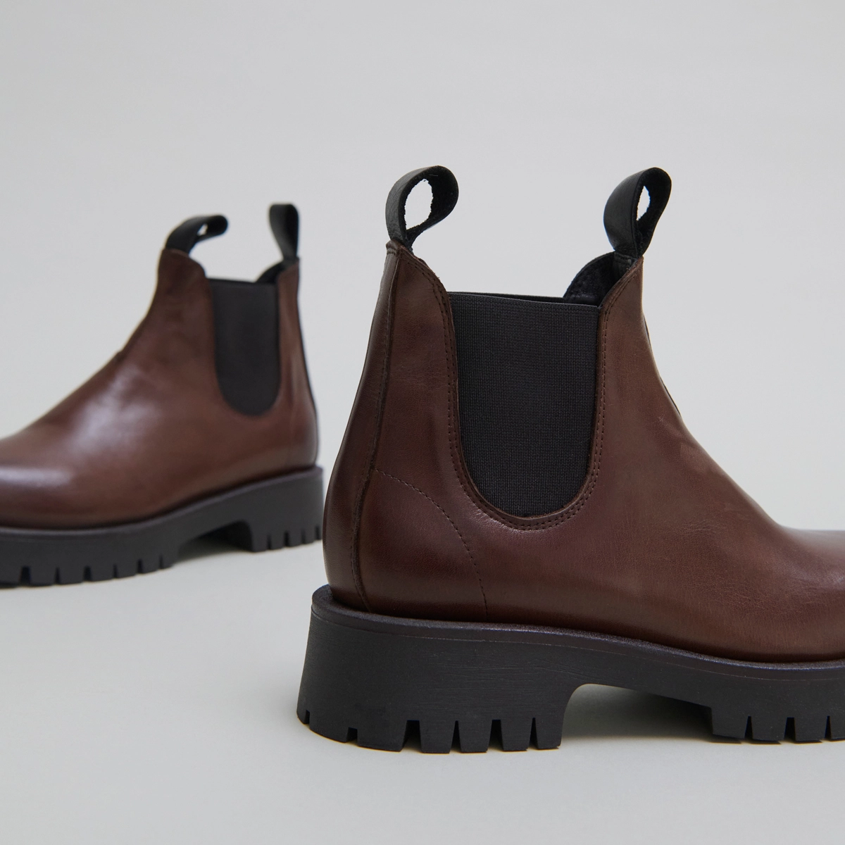 Boots à semelles crantées in brown patinated leather | ROCHE