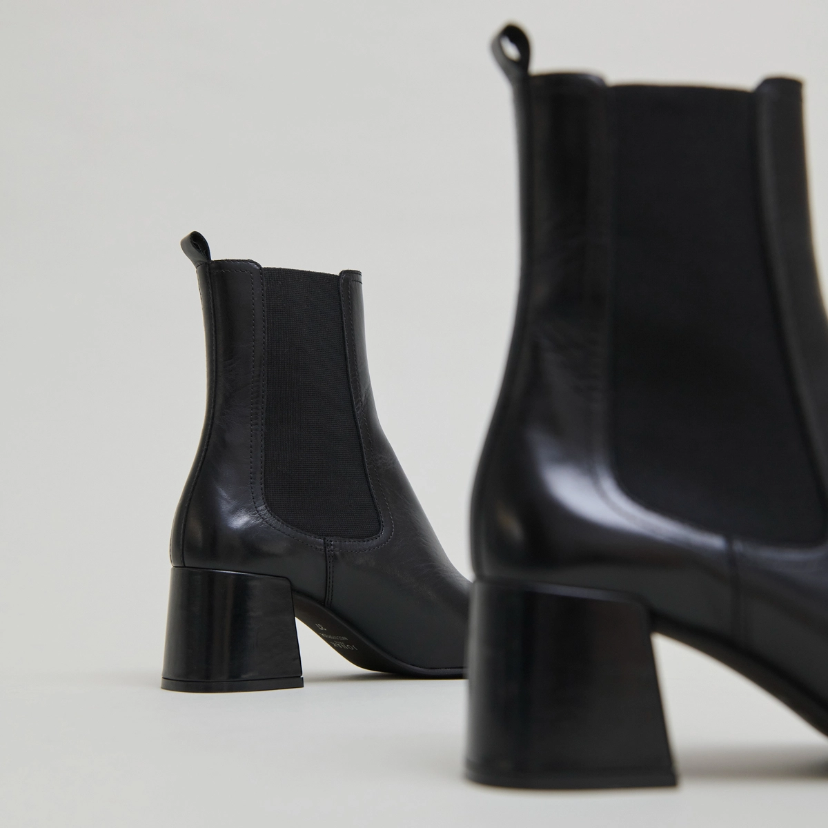 Bottines à talons et élastiques in black leather | DENON
