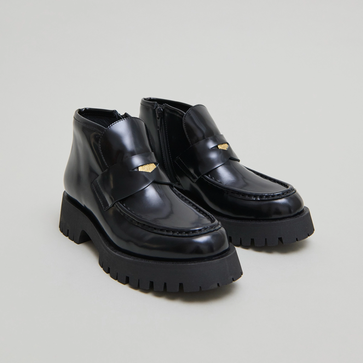 Boots &agrave; empi&egrave;cements in black glazed leather | DESK