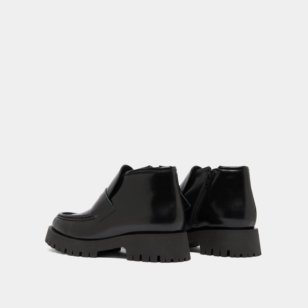 Boots &agrave; empi&egrave;cements in black glazed leather | DESK