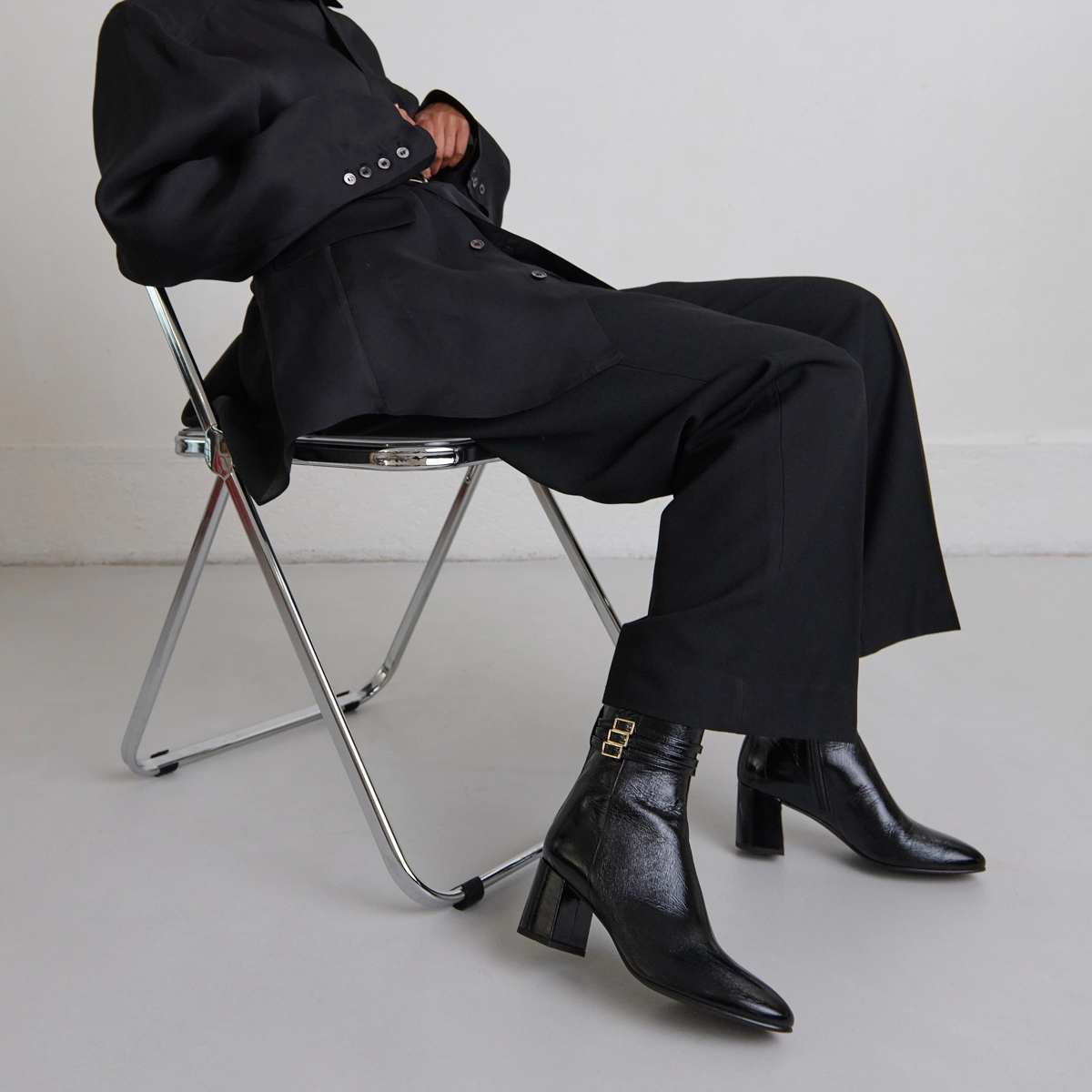 Bottines détaillées de boucles in black pleated patent | DURANO