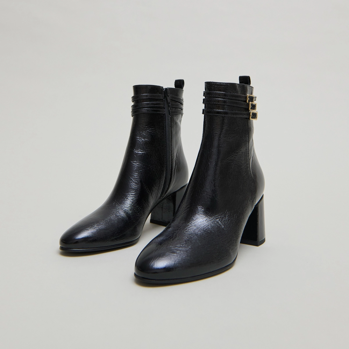 Bottines détaillées de boucles in black pleated patent | DURANO