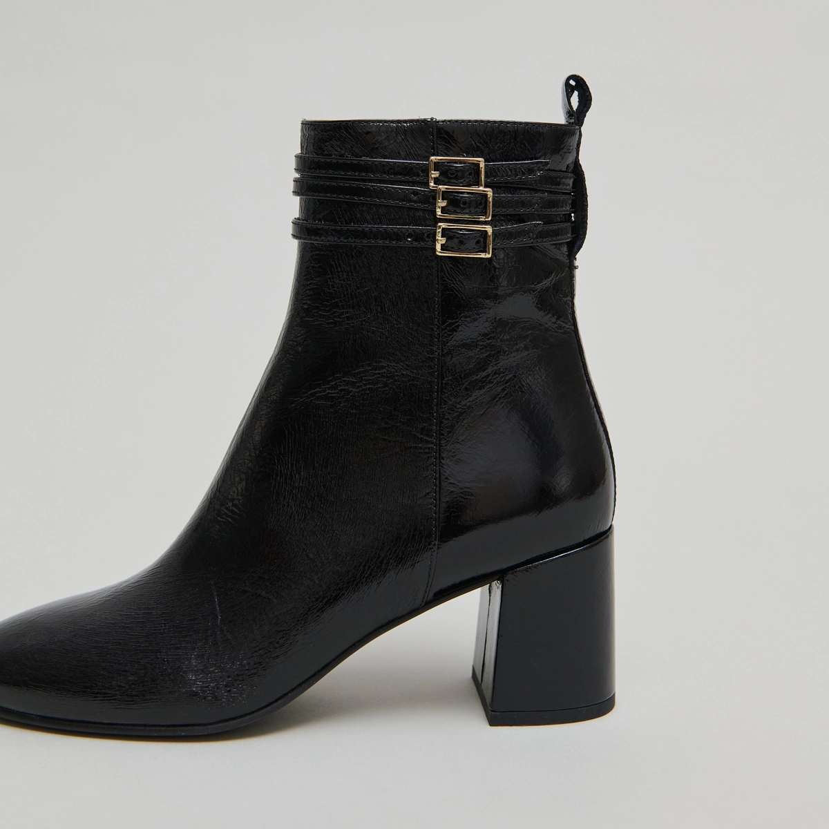 Bottines détaillées de boucles in black pleated patent | DURANO