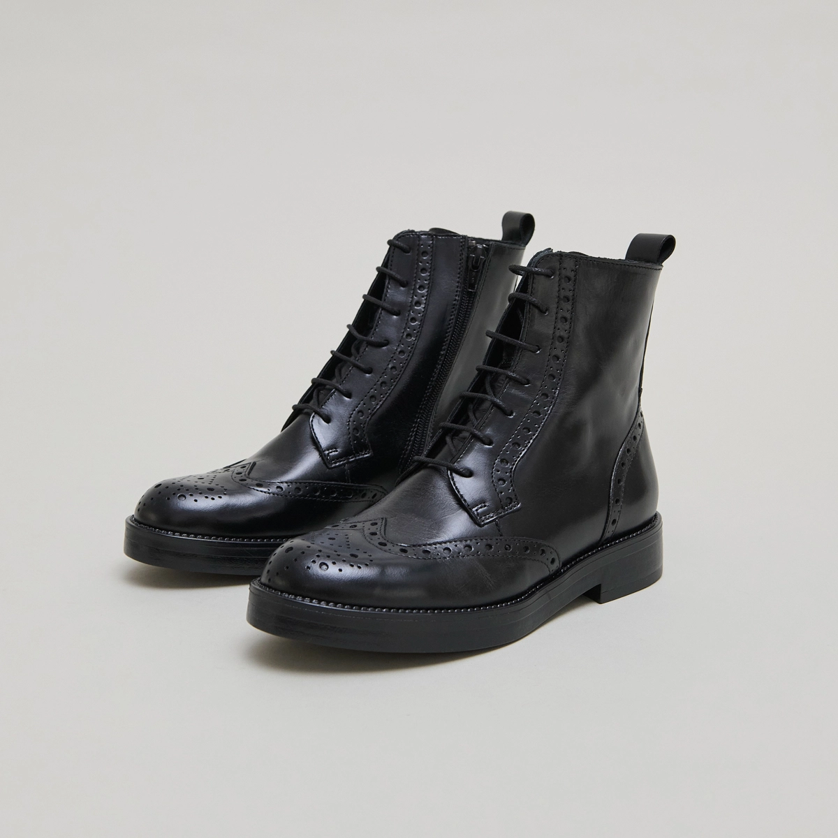 Boots à lacets in black leather | ARI