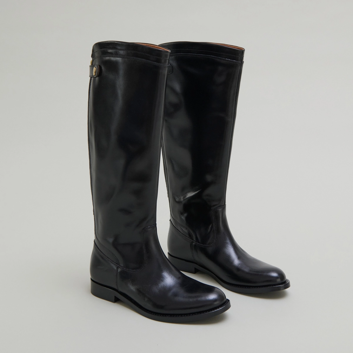 Bottes &agrave; fermetures &eacute;clairs arri&egrave;res in black leather | AUROS