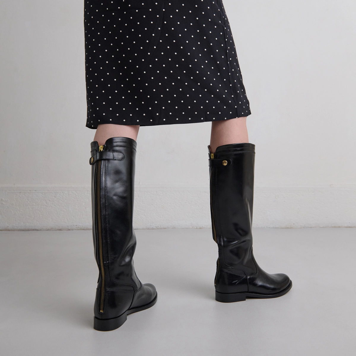 Bottes &agrave; fermetures &eacute;clairs arri&egrave;res in black leather | AUROS