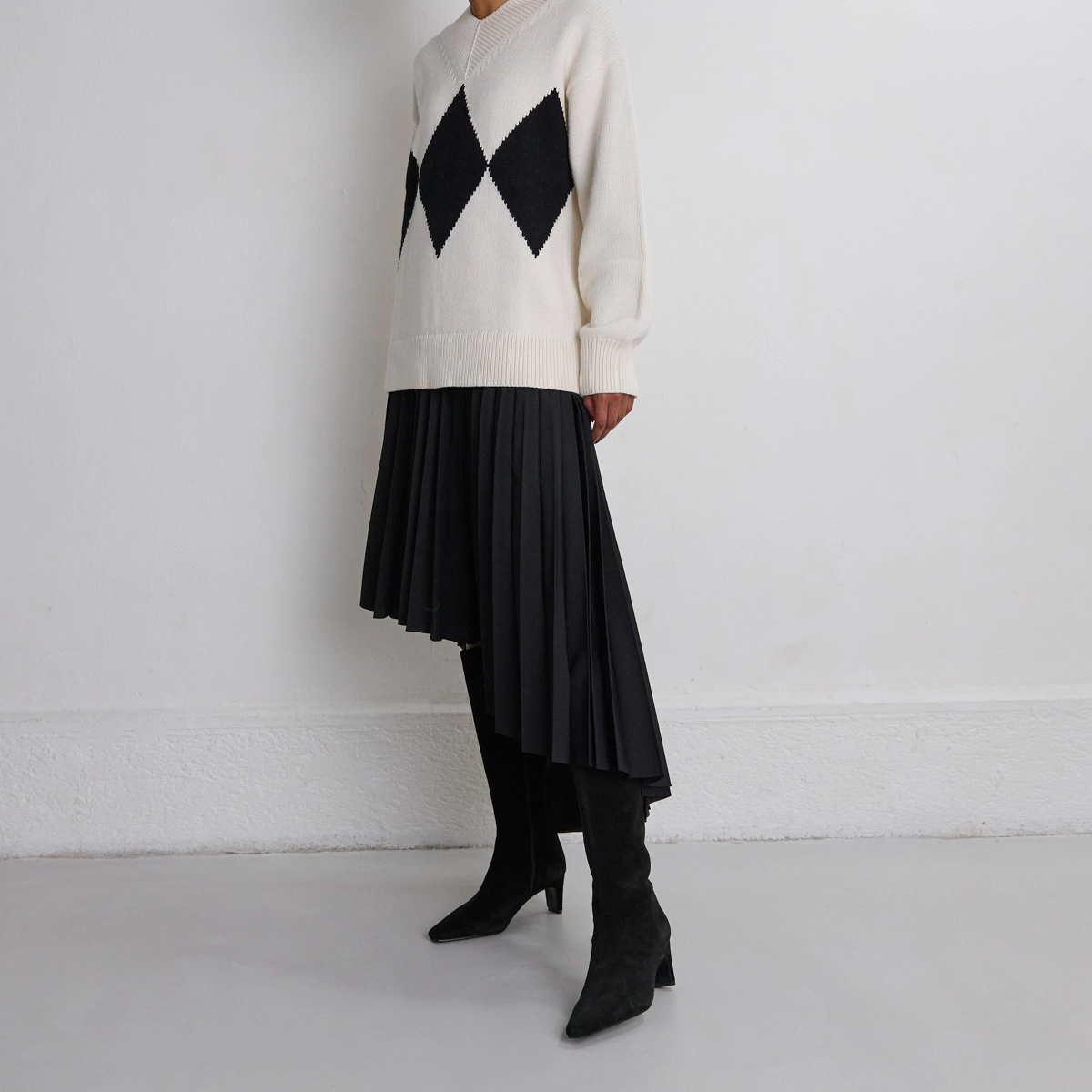 Bottes &agrave; talons et bouts pointus in black suede | DANOU