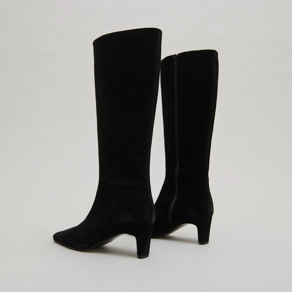 Bottes &agrave; talons et bouts pointus in black suede | DANOU