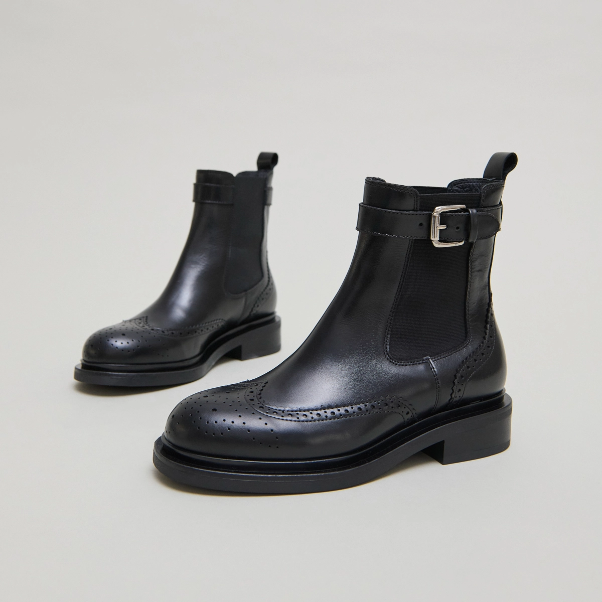 Boots à boucles in black leather | DOUBY