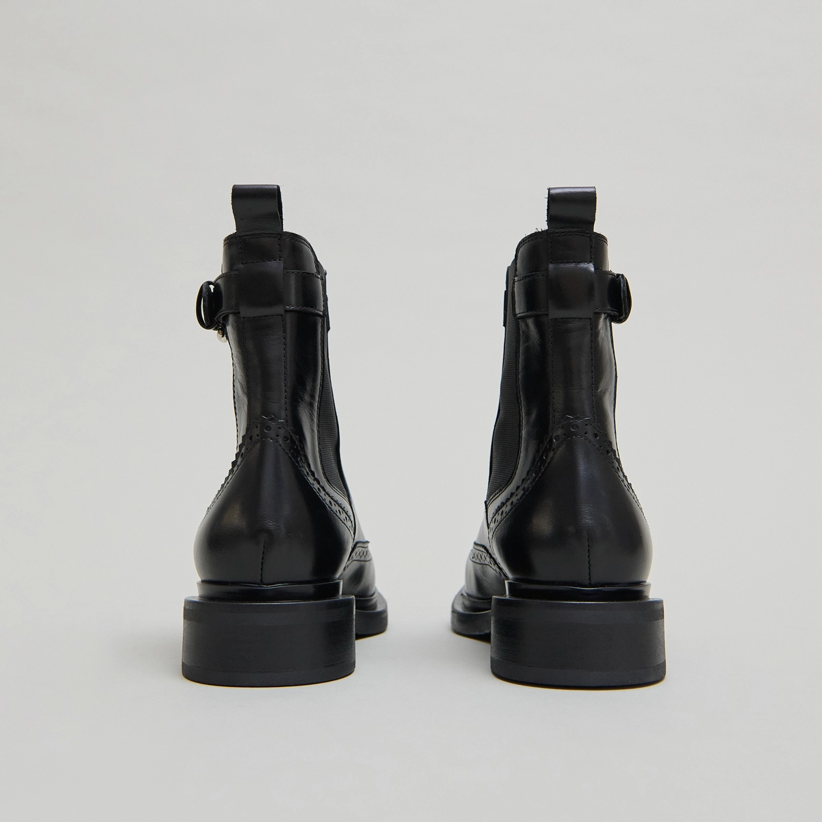 Boots à boucles in black leather | DOUBY