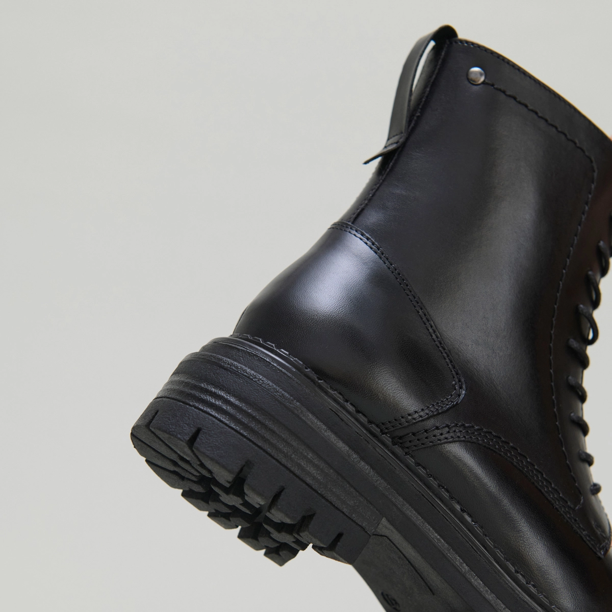 Boots à lacets et semelles crantées in black leather | ADALICE