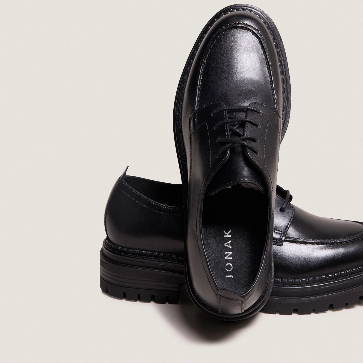 Derbies &agrave; semelles crant&eacute;es in black leather | ADALOU
