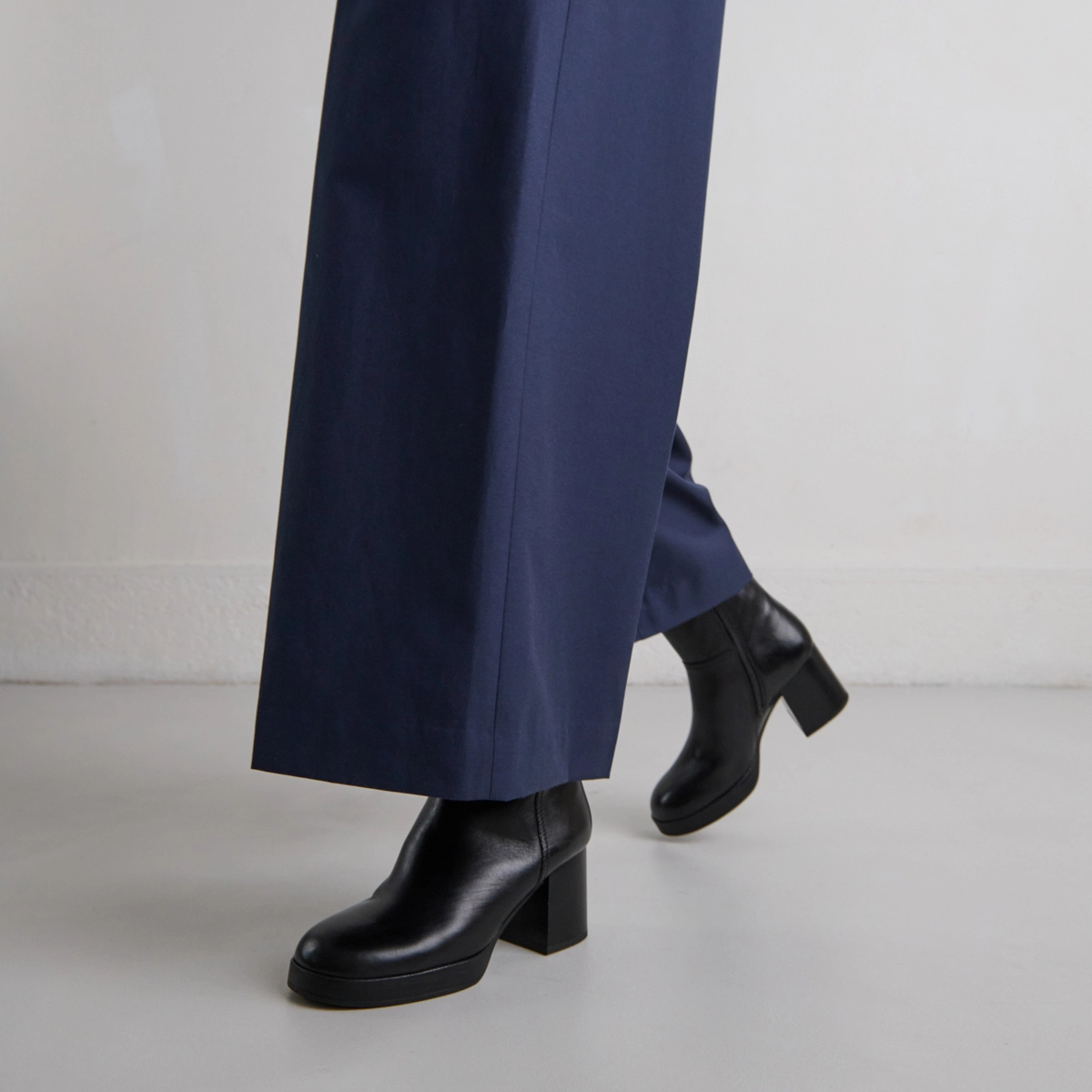 Bottines &agrave; talons flare in black leather | ANELLE