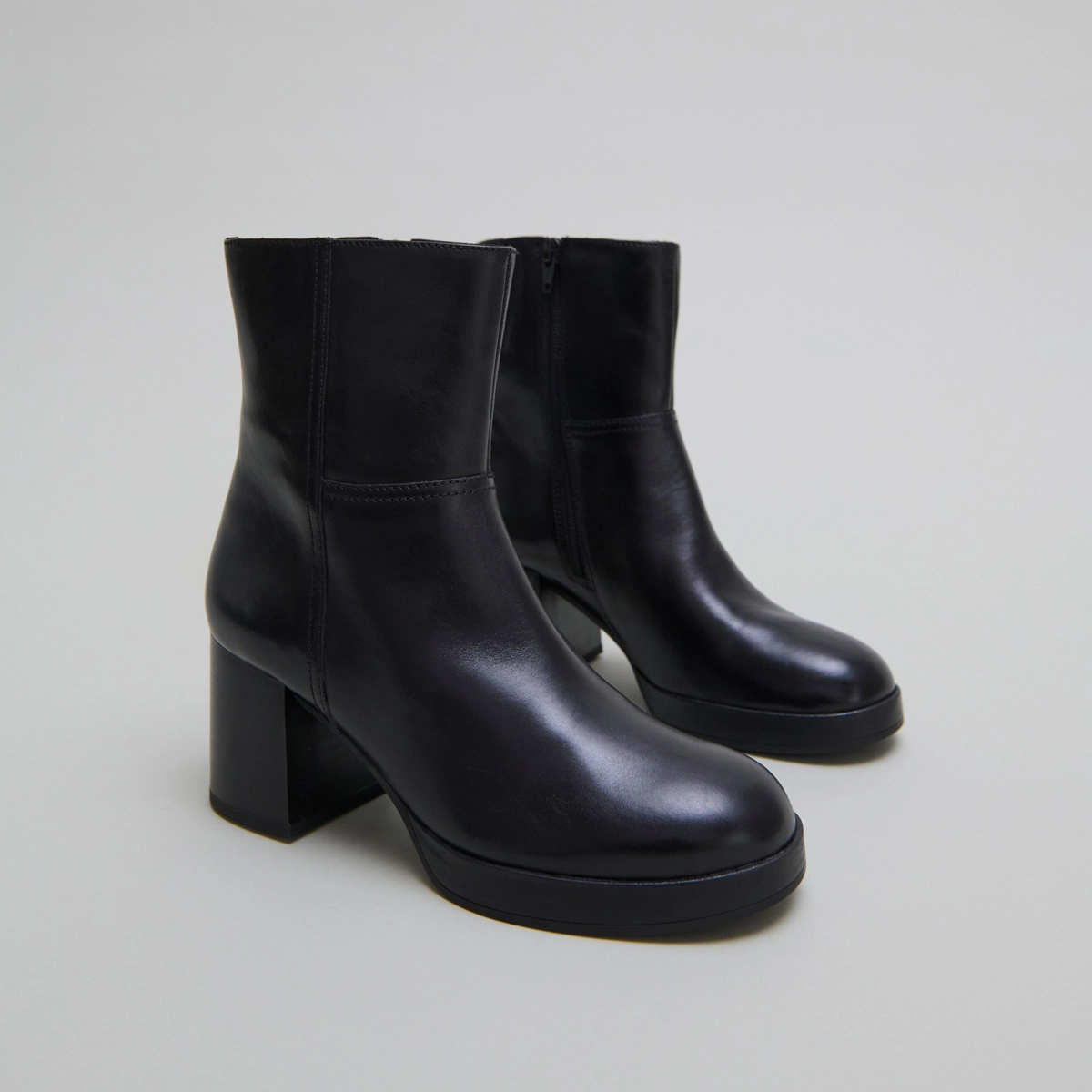 Bottines &agrave; talons flare in black leather | ANELLE