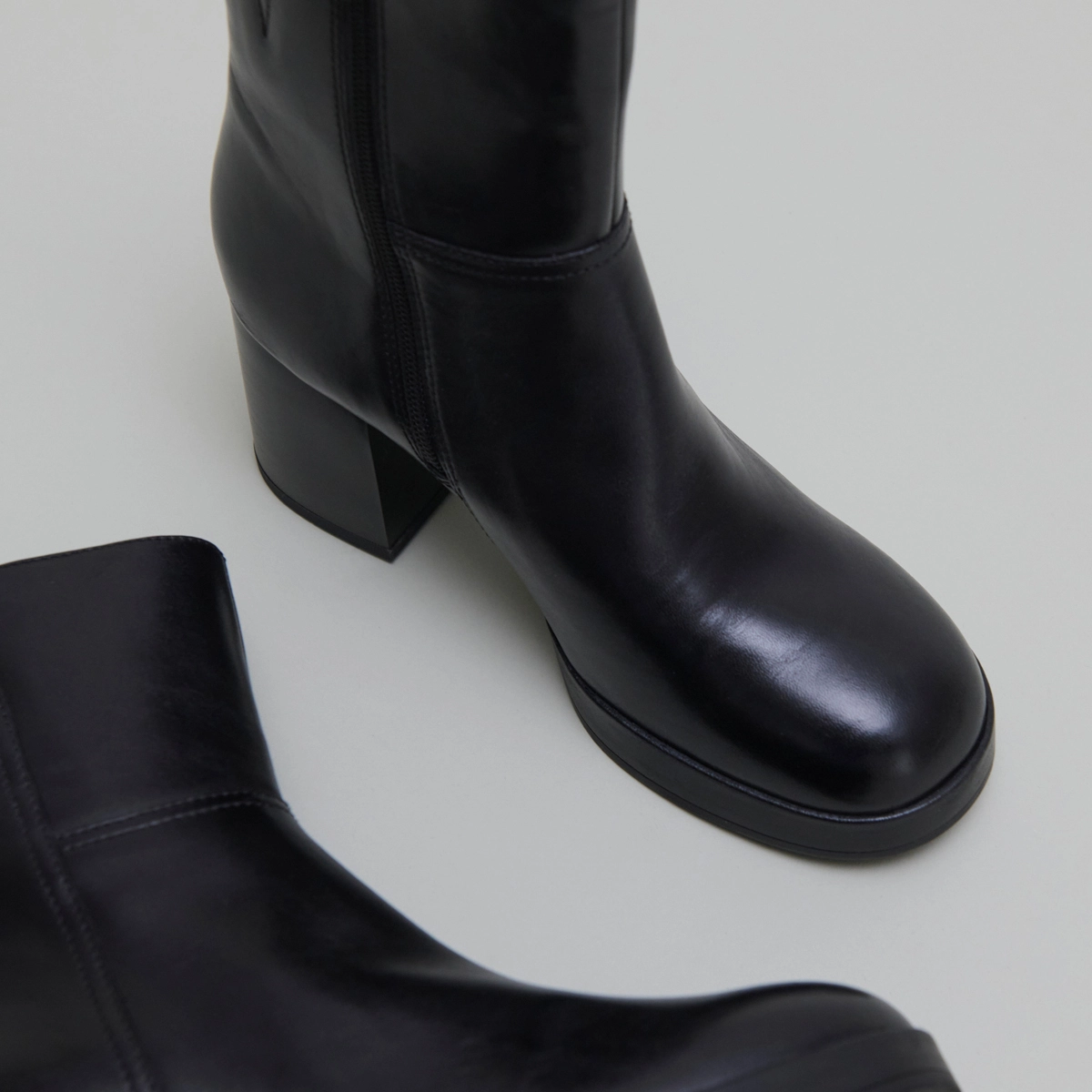 Bottines &agrave; talons flare in black leather | ANELLE