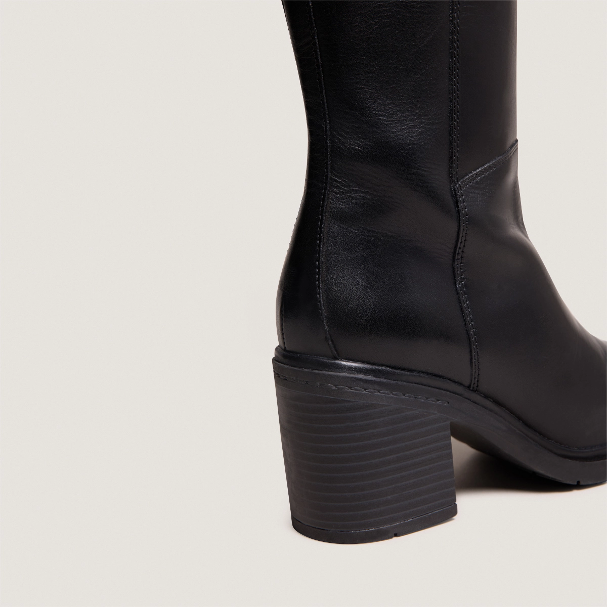Bottes &agrave; talons et &agrave; bouts ronds in black leather | ATILUS