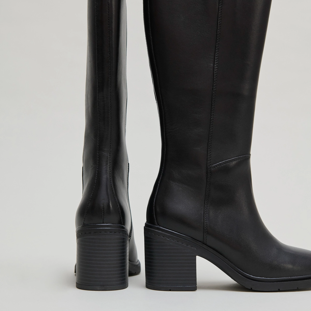Bottes &agrave; talons et &agrave; bouts ronds in black leather | ATILUS