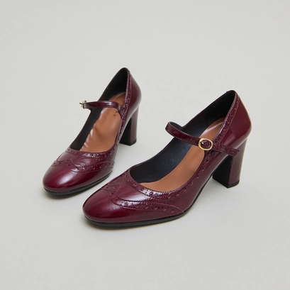 Babies &agrave; talons et d&eacute;tails perfor&eacute;s in burgundy shiny leather | dirios