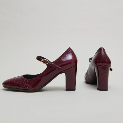 Babies &agrave; talons et d&eacute;tails perfor&eacute;s in burgundy shiny leather | dirios
