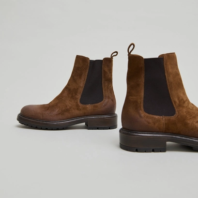Lowboots with elastic straps and notched soles in cognac suede | celina