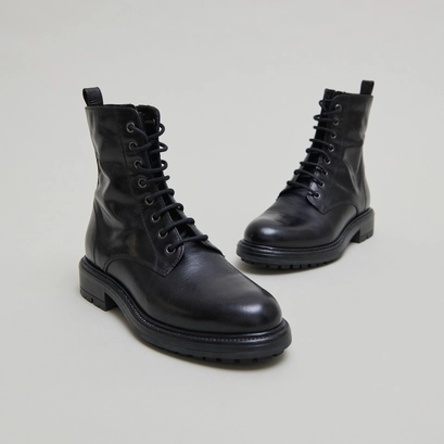 Lowboots with laces and notched soles in black leather | celimene
