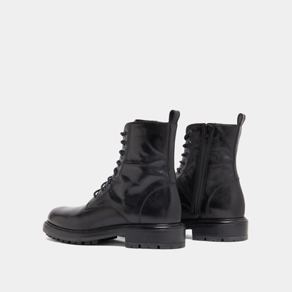 Lowboots with laces and notched soles in black leather | celimene