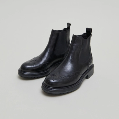 Boots &agrave; semelles crant&eacute;es in black leather | celia