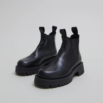 Boots &agrave; semelles crant&eacute;es in black leather | roche