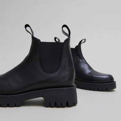 Boots &agrave; semelles crant&eacute;es in black leather | roche