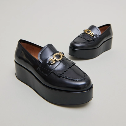 Mocassins &agrave; boucles dor&eacute;es in black glazed leather | delphes