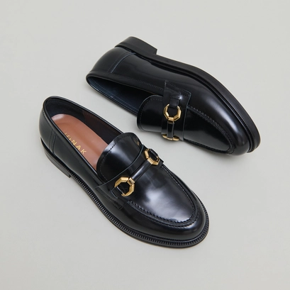 Loafers with gold bits in black glazed leather | drop