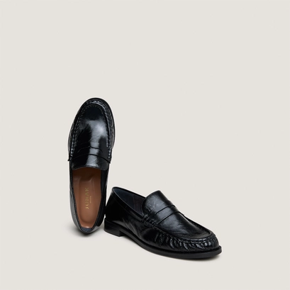 Round-toed loafers in black distressed leather | delice