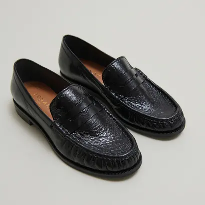 Round-toed loafers in black distressed leather | delice