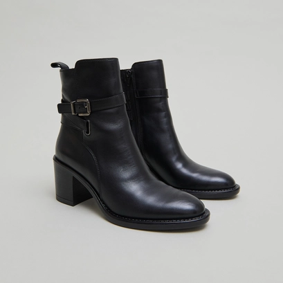 Bottines &agrave; talons et boucles in black leather | cajou