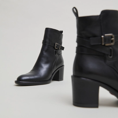 Bottines &agrave; talons et boucles in black leather | cajou